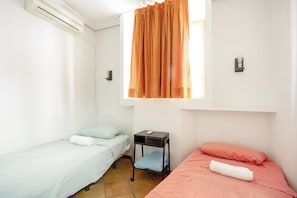 Tabla de planchar con plancha y ropa de cama 
