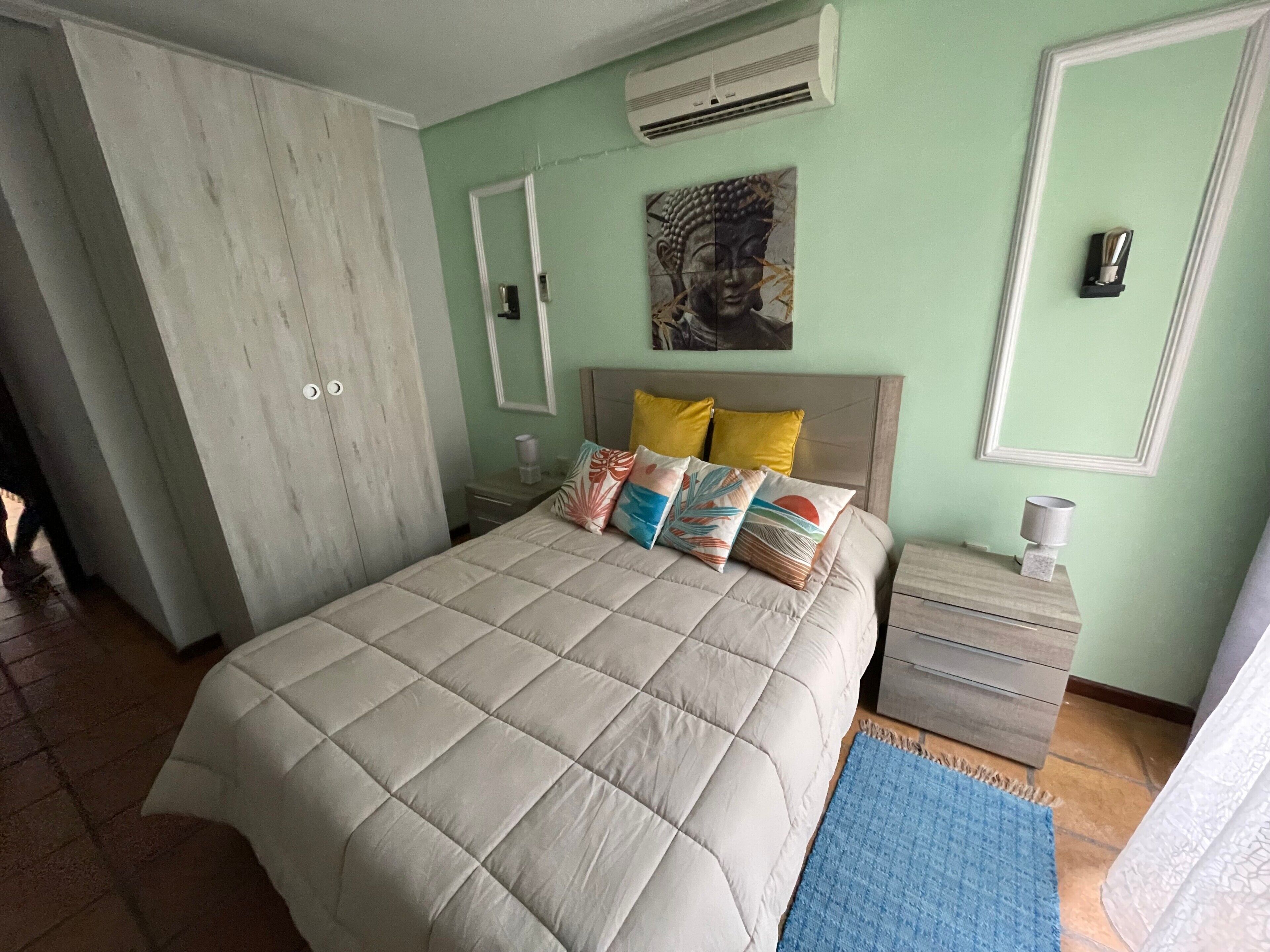 Iron/ironing board, bed sheets