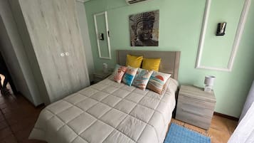 Iron/ironing board, bed sheets