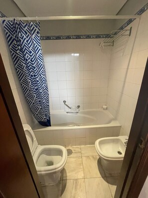 Shower, towels - Holiday Home 'Magnificent Bungalow 2 Floors 110' with Lake View, Shared Pool and Private Terrace (San Fernando)