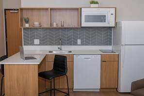 Kjøleskap, mikrobølgeovn, kokeplater og oppvaskmaskin
