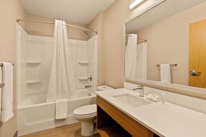 Combinazione doccia/vasca, asciugamani, sapone, shampoo