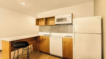 Full-size fridge, microwave, stovetop, dishwasher