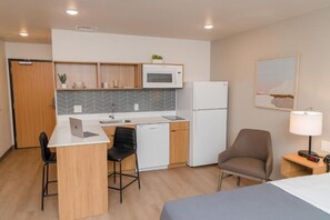 Suite estudio, 2 camas de matrimonio, cocina básica | Cocina básica privada | Frigorífico grande, microondas, placa de cocina y lavavajillas