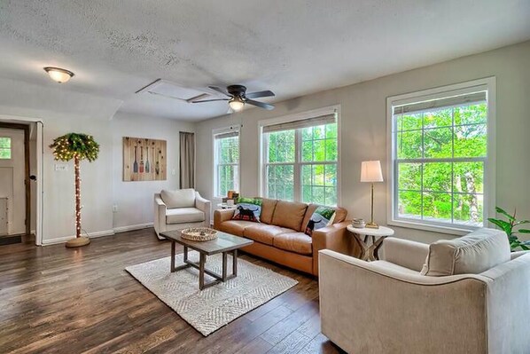 Living area - Canine Cove- Updated 2-bedroom home with AC on Lake Wateree (Ridgeway)