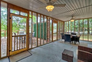 Outdoor dining - Canine Cove- Updated 2-bedroom home with AC on Lake Wateree (Ridgeway)