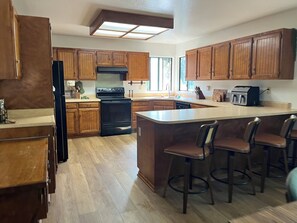 Fridge, microwave, oven, stovetop - Murphys - BirdNest Cabin  •GameRoom• 85 in Tv ~Hand-paint Murals~ (Murphys)