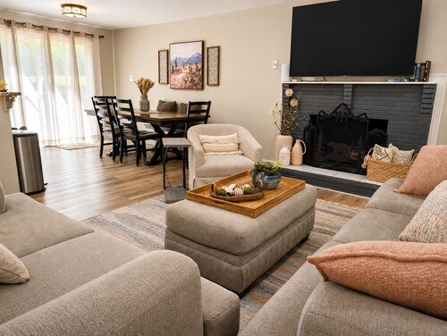 Serenity, Stylish Comfort Personified, Family or Work Near UT & Downtown