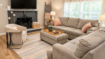 Smart TV, chimenea, libros
