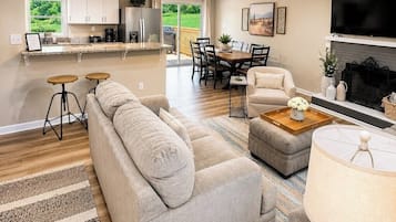 Smart TV, chimenea y libros