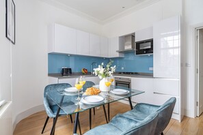 Private kitchen - Elegant 1BR in Vibrant Soho (London)