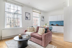 Living area - Elegant 1BR in Vibrant Soho (London)