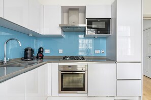 Apartemen Kota, 1 Tempat Tidur Double dengan tempat tidur Sofa, Bebas Asap Rokok, pemandangan kota | Dapur pribadi | Kursi makan untuk bayi