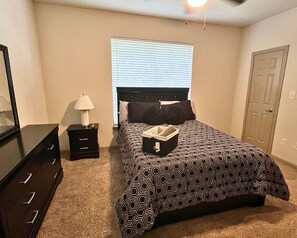 Room - Cozy 2-bedroom Apartment in Superb Houston Near Everything (Houston)