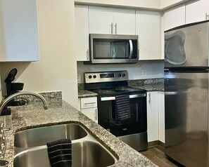 Private kitchen - Cozy 2-bedroom Apartment in Superb Houston Near Everything (Houston)