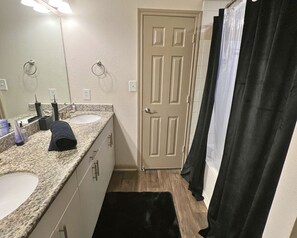 Bathroom - Cozy 2-bedroom Apartment in Superb Houston Near Everything (Houston)