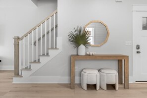 Eine Treppe mit hölzernen Geländern und einer weißen Wand.