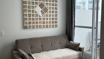 Apartamento | Zona de estar | Una televisión de pantalla plana