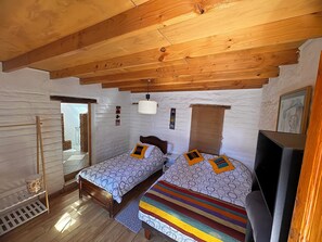 Een bureau, gratis wifi, beddengoed