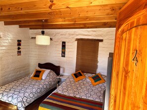 Escritorio, wifi gratis y ropa de cama 