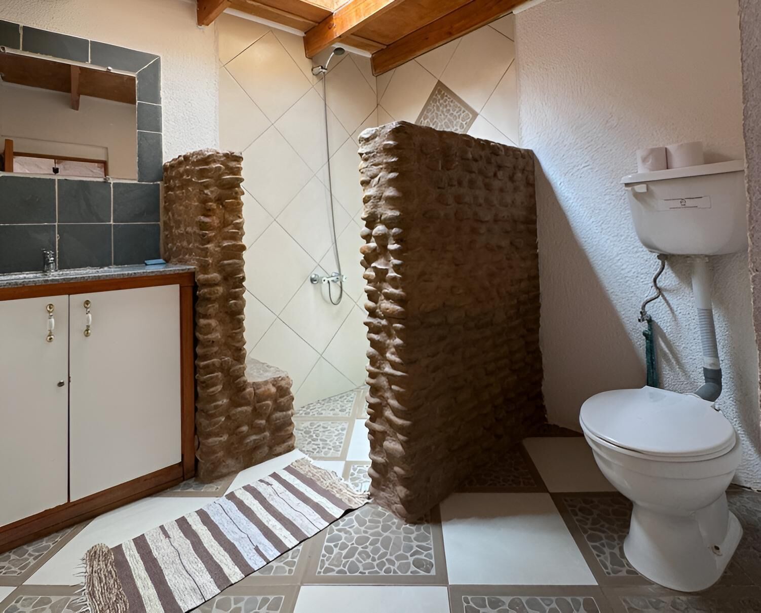 Douche, sèche-cheveux, serviettes fournies, shampoing