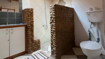 Douche, sĂšche-cheveux, serviettes fournies, shampoing