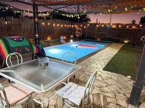 Una piscina al aire libre