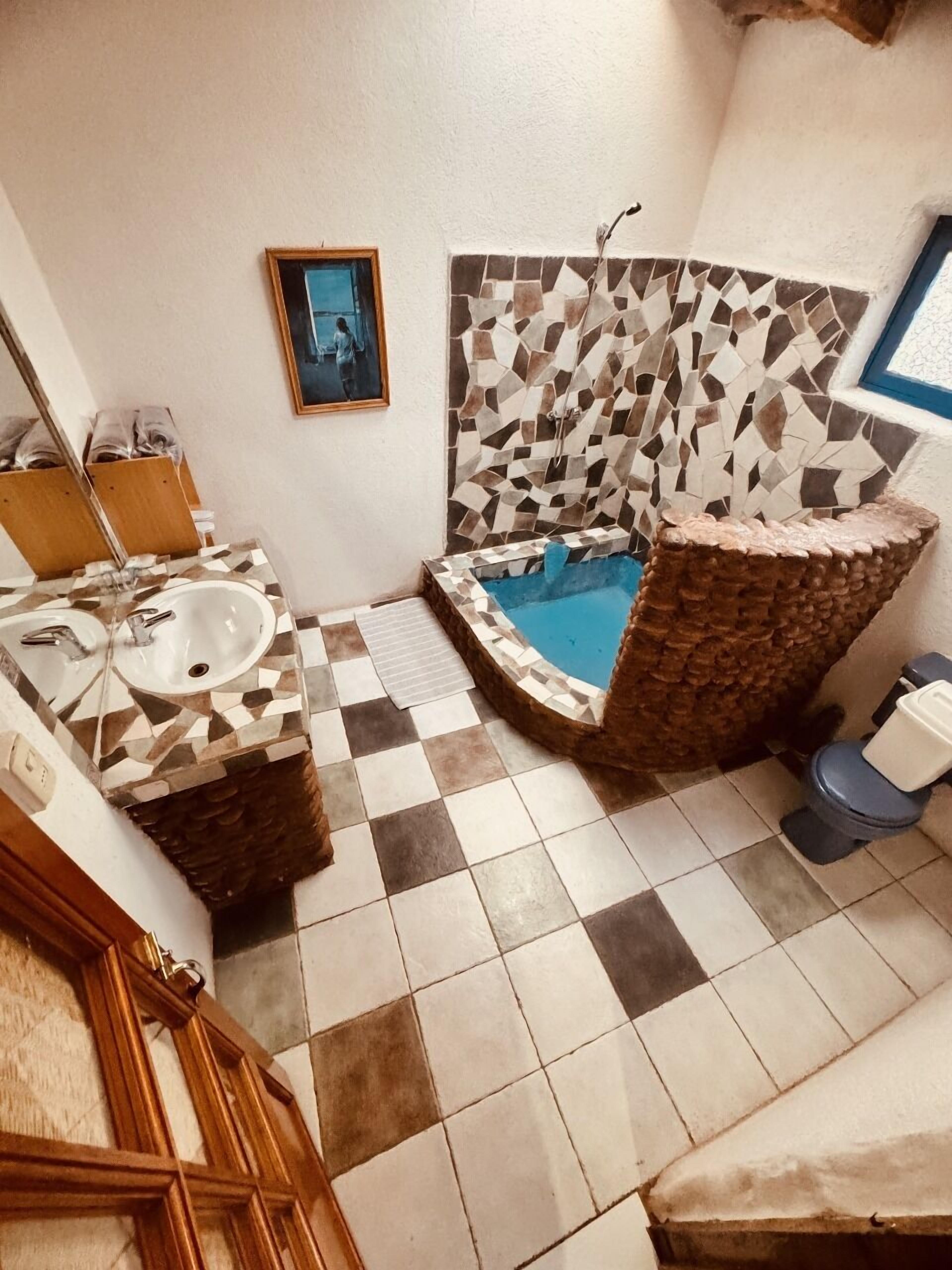 Douche, sèche-cheveux, serviettes fournies, shampoing