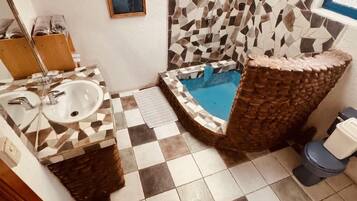 Douche, sĂšche-cheveux, serviettes fournies, shampoing