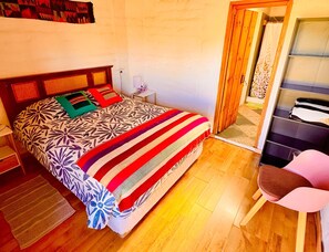 Een bureau, gratis wifi, beddengoed