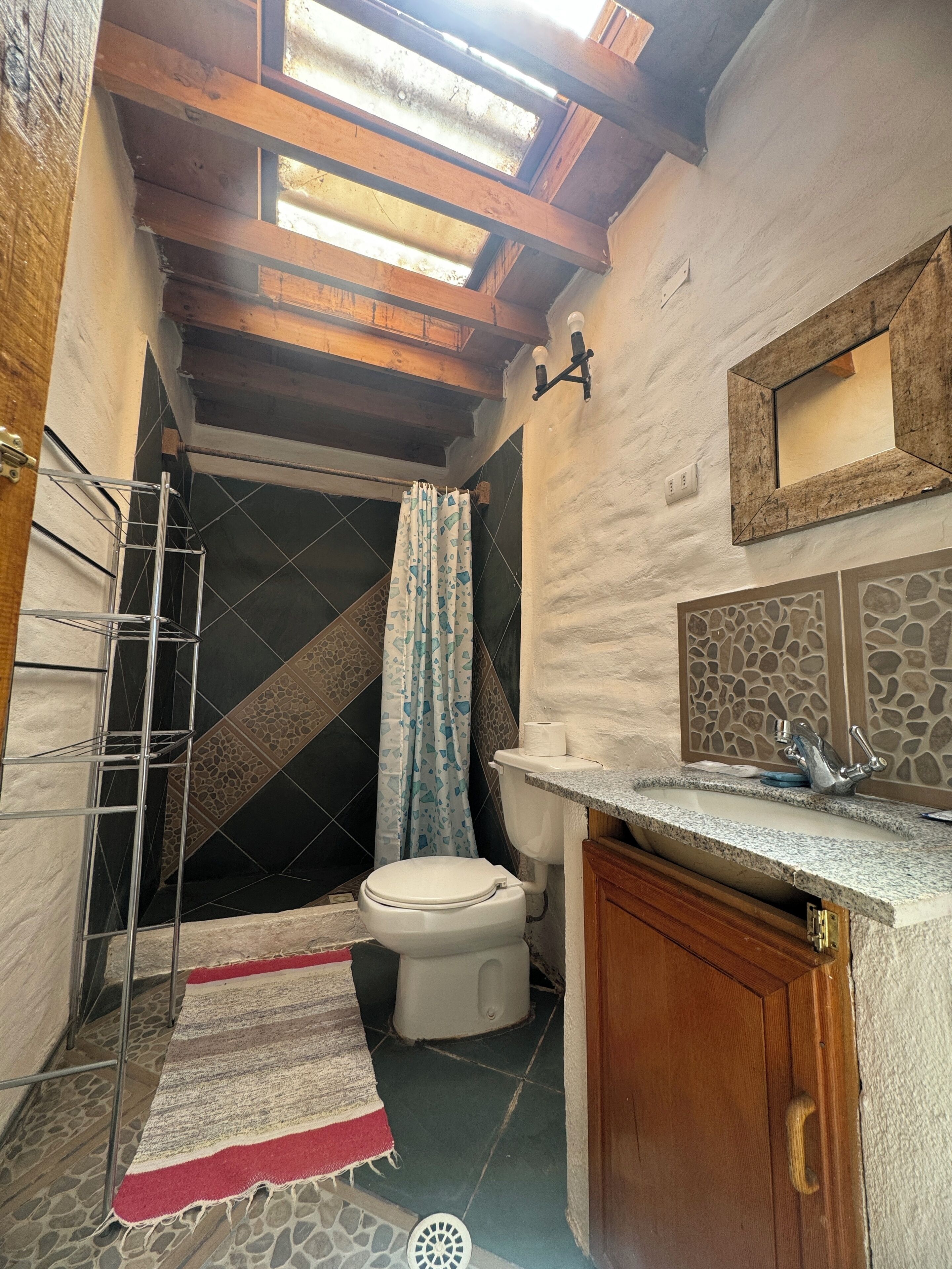 Douche, sèche-cheveux, serviettes fournies, shampoing