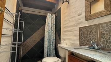 Douche, sĂšche-cheveux, serviettes fournies, shampoing