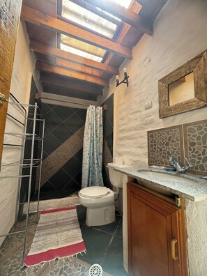 Een douche, een haardroger, handdoeken, shampoo