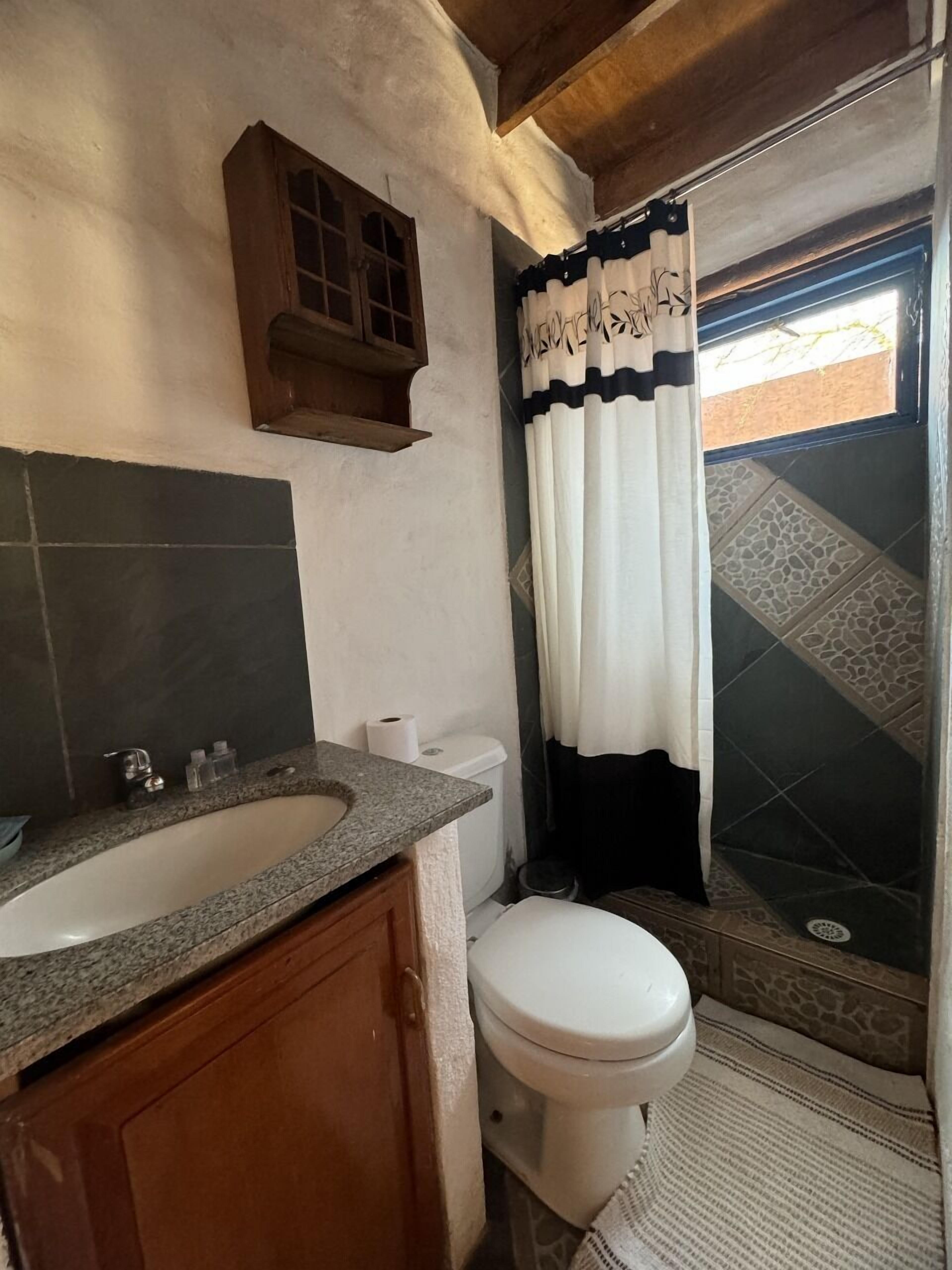 Douche, sèche-cheveux, serviettes fournies, shampoing