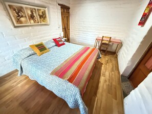 Een bureau, gratis wifi, beddengoed