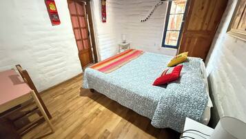 1 dormitorio, escritorio, wifi gratis y ropa de cama