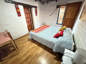 Een bureau, gratis wifi, beddengoed