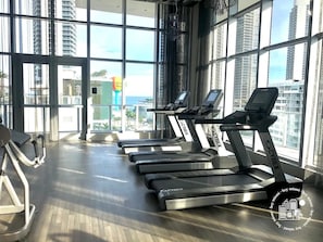 Ein Fitnessstudio mit Laufbändern, Ergometer und Rudergerät.