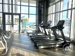 Ein Fitnessstudio mit Laufbändern, Ergometer und Rudergerät.