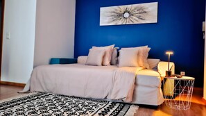 Tabla de planchar con plancha, wifi, ropa de cama
