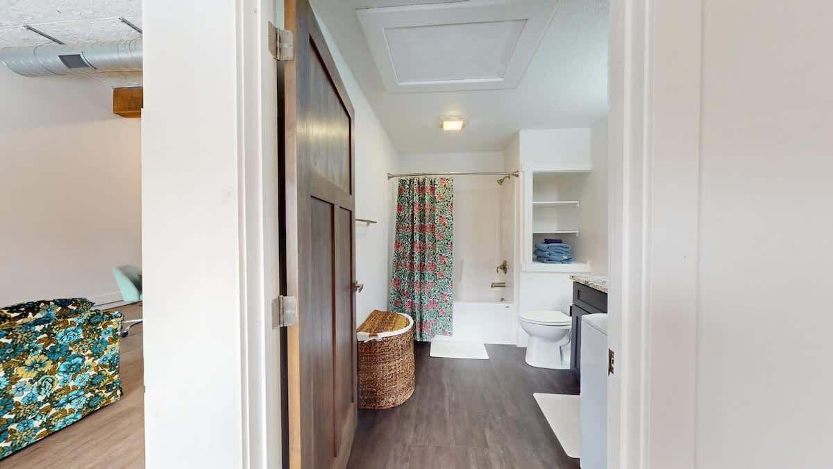 Een douche, een haardroger, handdoeken, shampoo
