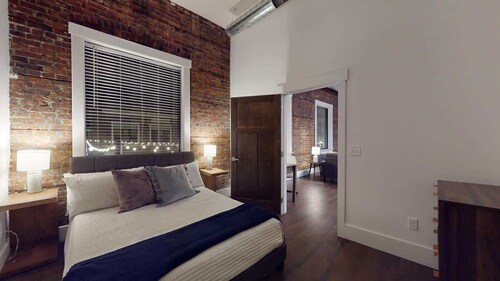 Railside Retreat: 1-Bedroom Downtown Apartment