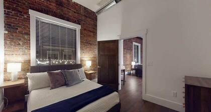 Railside Retreat: 1-Bedroom Downtown Apartment