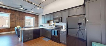 Railside Retreat: 1-Bedroom Downtown Apartment