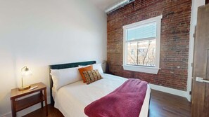 Cuna de viaje, wifi y ropa de cama 