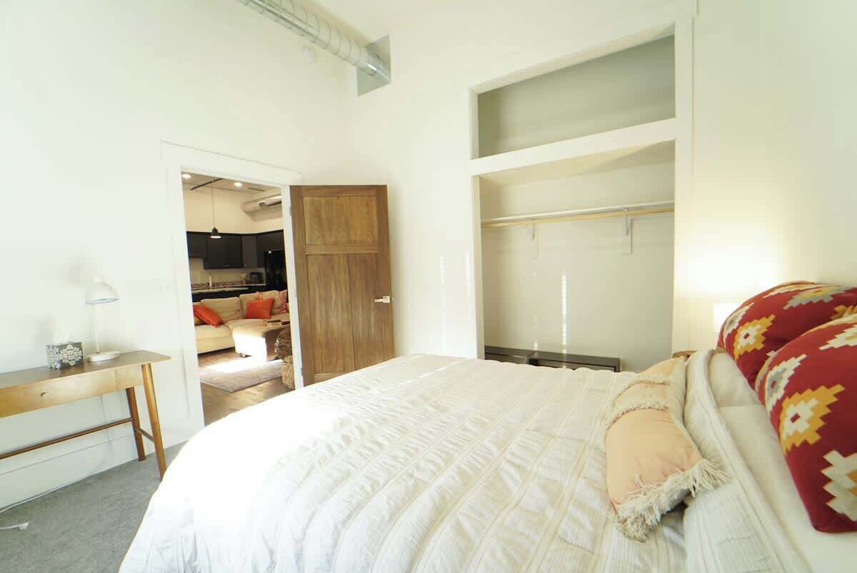 Desk, travel cot, WiFi, bed sheets
