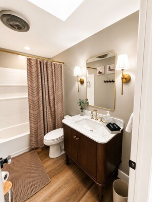 Jetted bath, hair dryer, towels, soap - 10-Acre Fallbrook Retreat w/ Mountain Views (Fallbrook)