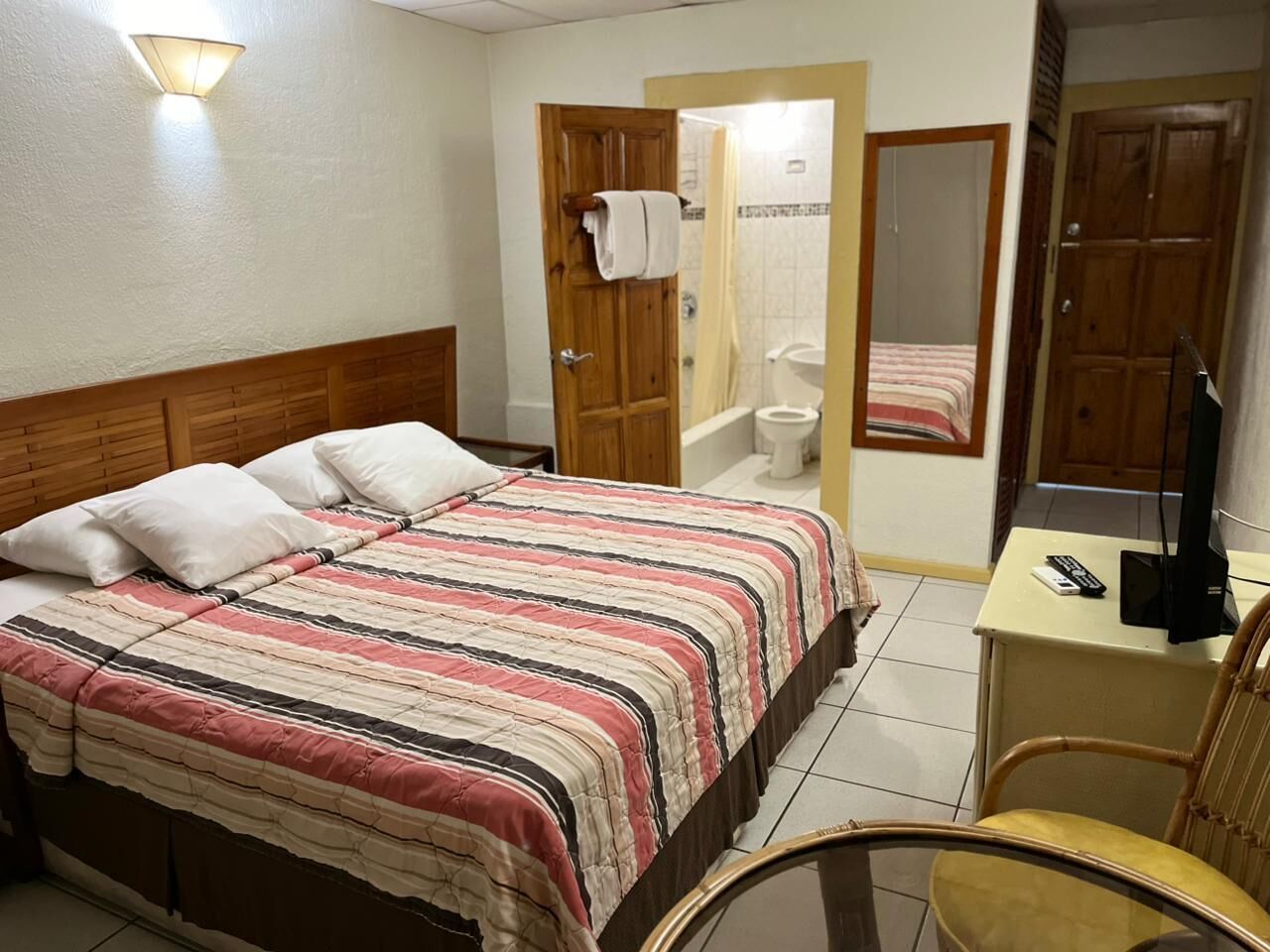 Basic Double Room, Ocean View | Meja, ruang kerja komputer riba, langsir/tirai gelap terus 