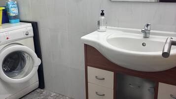 Een douche, een haardroger, handdoeken