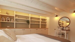 Ein Schlafzimmer mit einem Bett, einem Schreibtisch und integrierten Regalen.